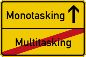 Ein Ortsschild mit den Wrtern Multitasking und Monotasking